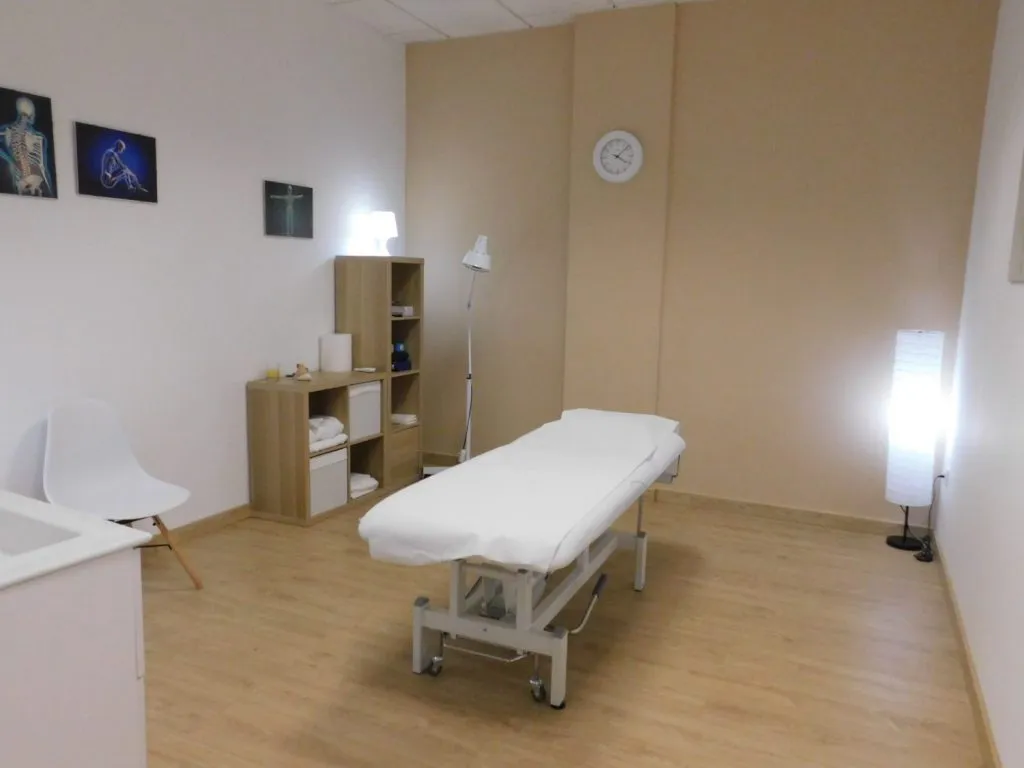 Sala de tratamiento de FisioDíaz en Daimiel con camilla y luz natural